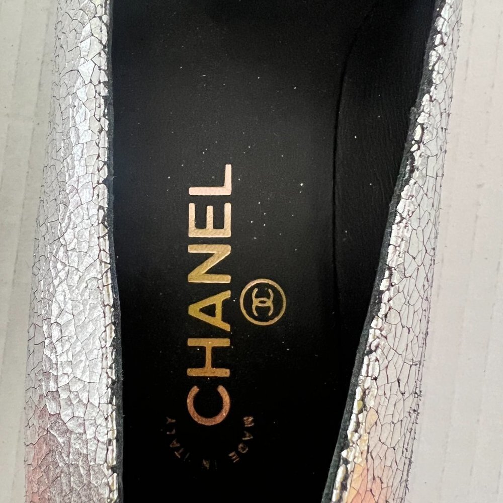 Chanel silver crackled leather interlocking CC Camelia Smoking slipper size 38 - Picture 8 of 11